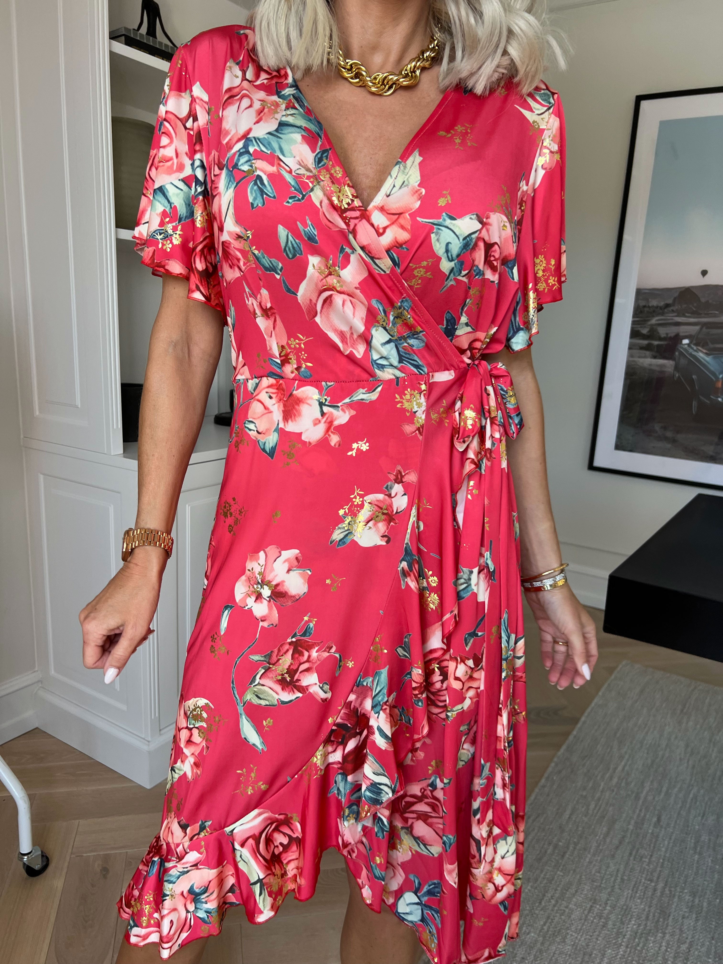 Savina Rose S/S - Blomstret elastisk kjole i slå-om-look